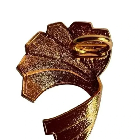 Vintage Pink Swirl Scarf Holder Brooch Pin Gold Tone - Picture 2 of 2